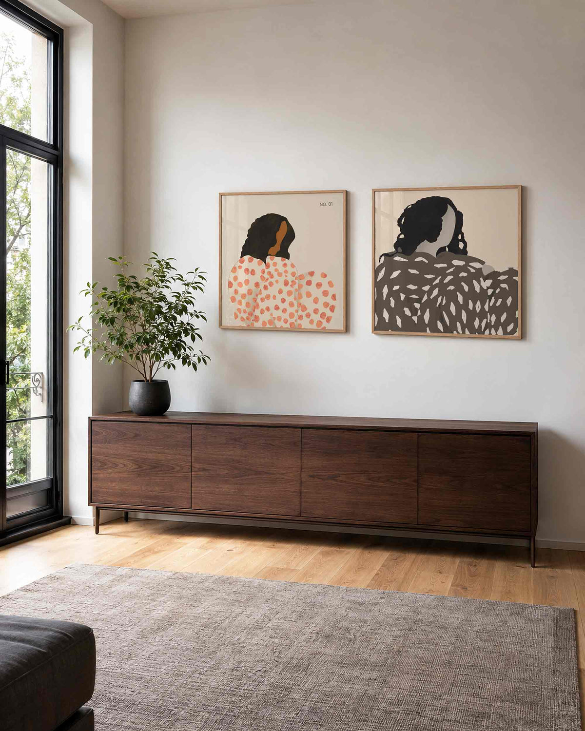 Interieurpresentatie van een tweedelige vierkante posterset met vrouwenportretten