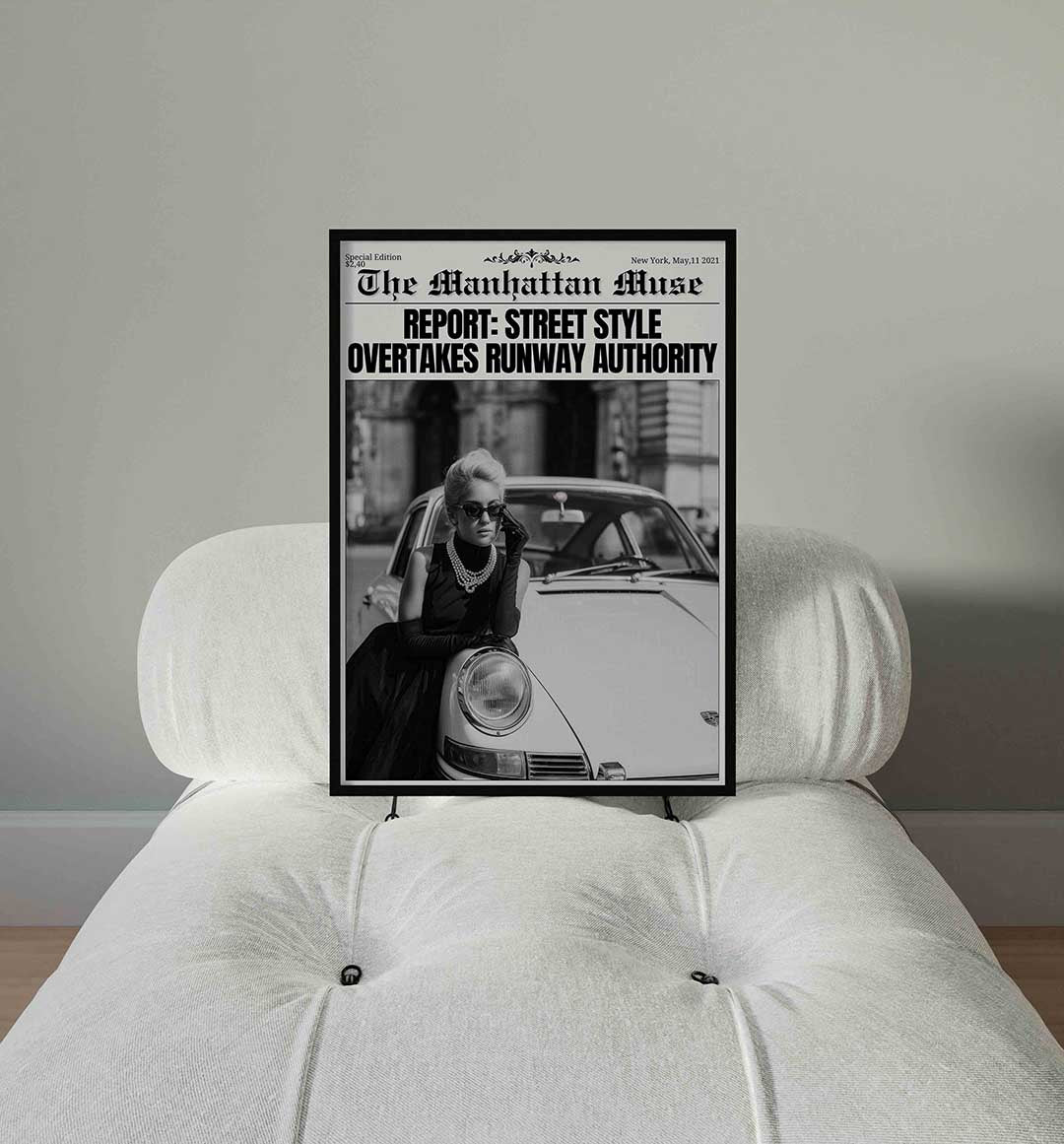 Vrouw bij klassieke auto Poster