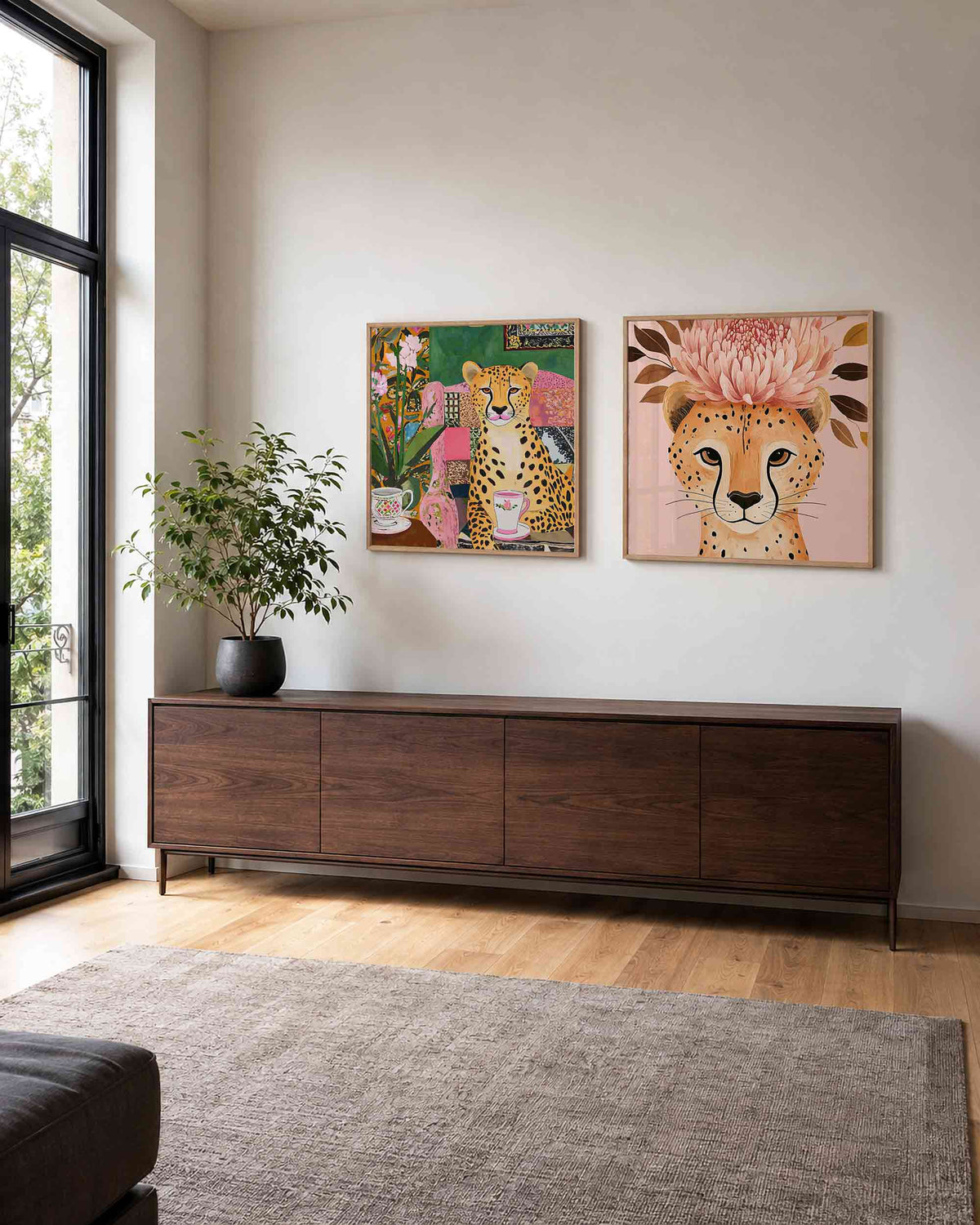 Interieurpresentatie van een tweedelige vierkante posterset met geparde met bloemen