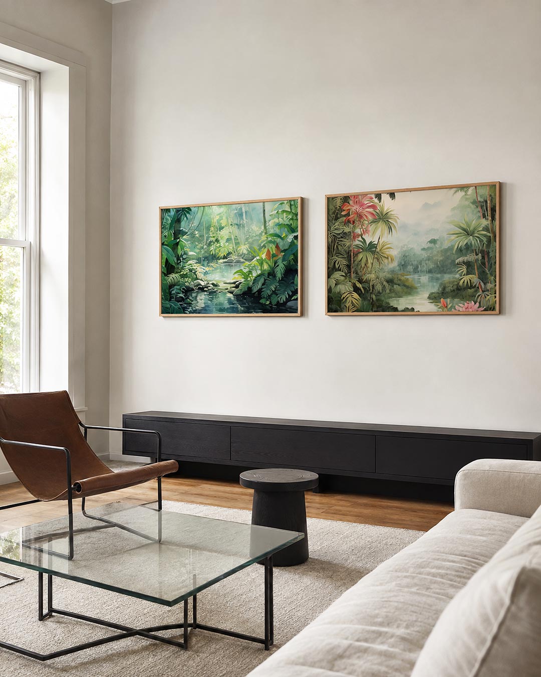 Tweedelige posterset met een weelderige jungle met overvloedig groen, getoond in een interieur