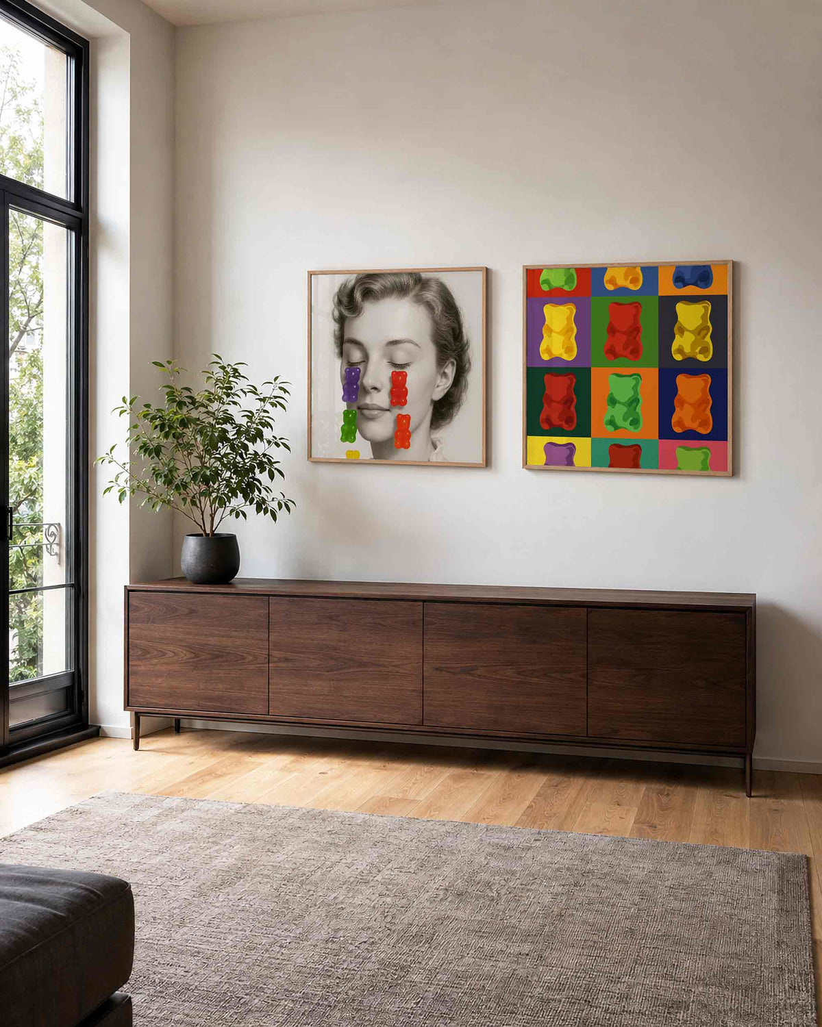 Interieurpresentatie van een tweedelige vierkante posterset met gummyberen popart