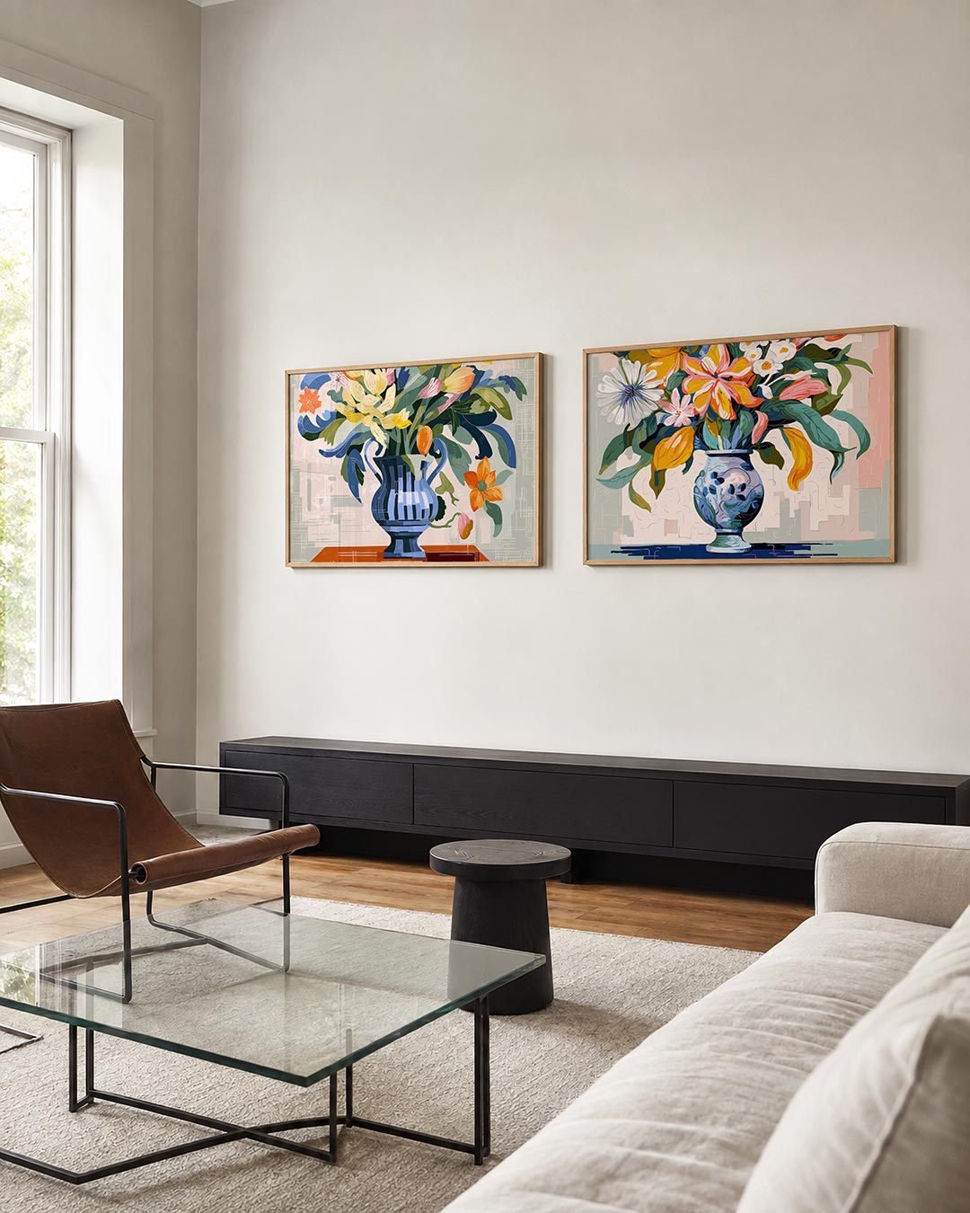 Tweedelige posterset met een levendige vaas met kleurrijke bloemen, getoond in een interieur