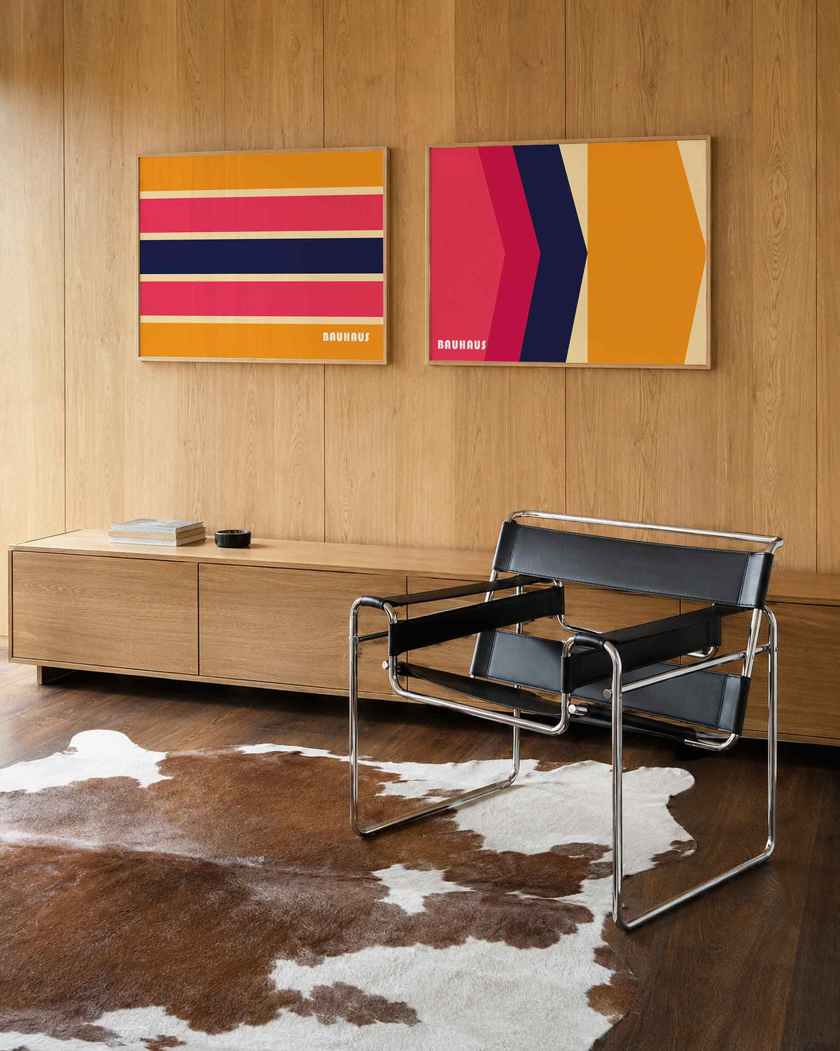 Interieurmockup van tweedelige landscape-posterset met koraal en oranje banden