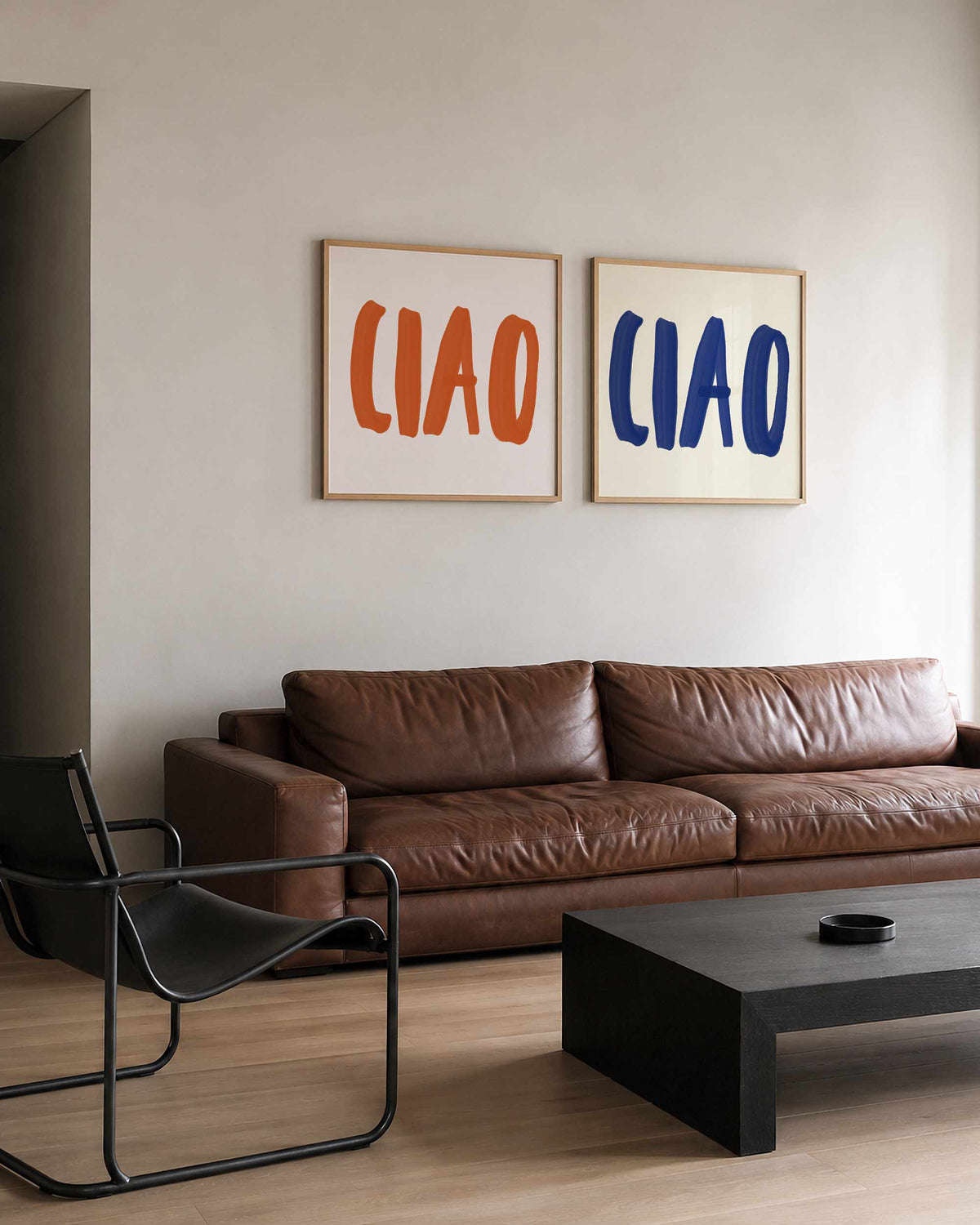 Interieurpresentatie van een tweedelige vierkante posterset met ciao lettering