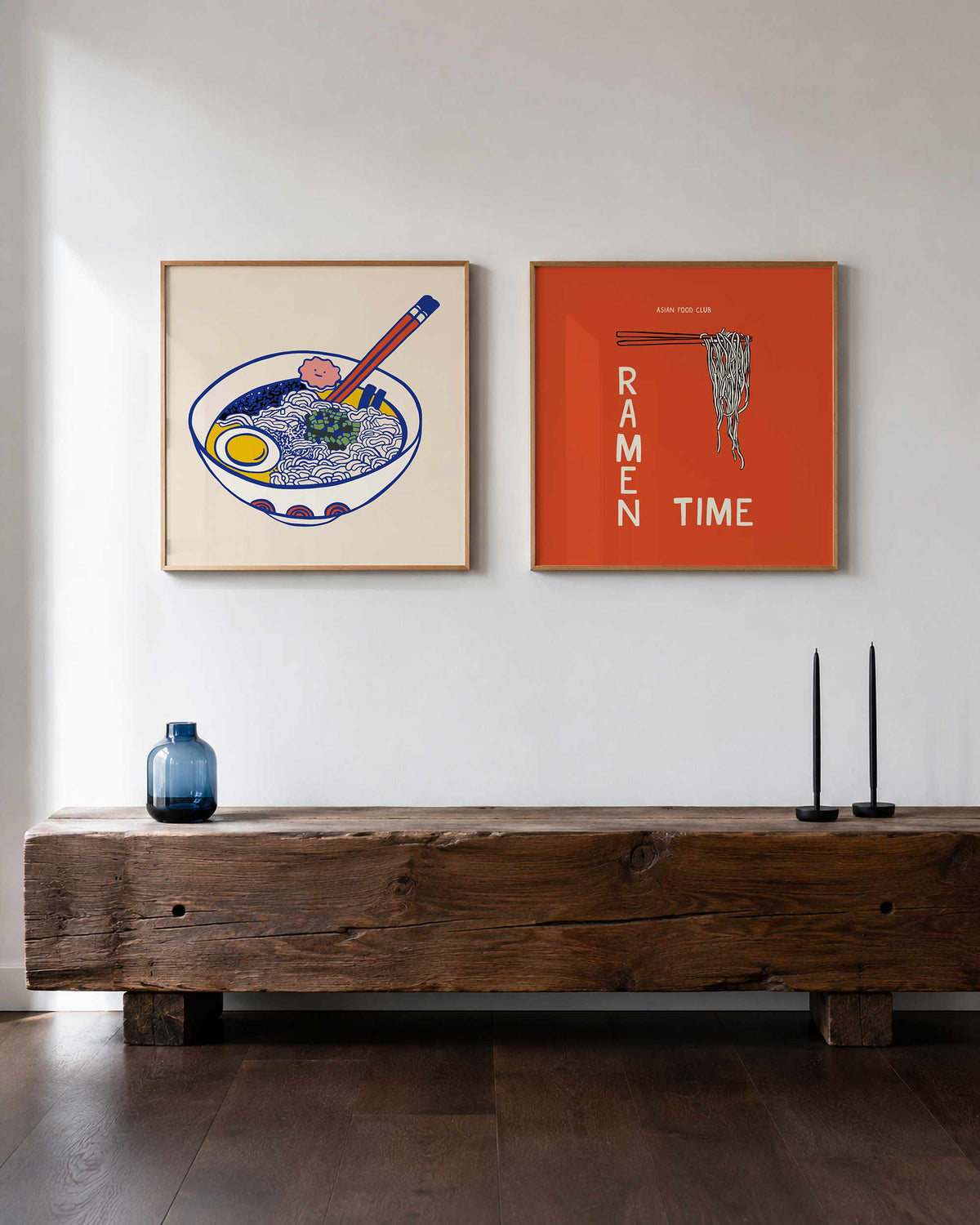 Interieurpresentatie van een tweedelige vierkante posterset met ramen en noedels