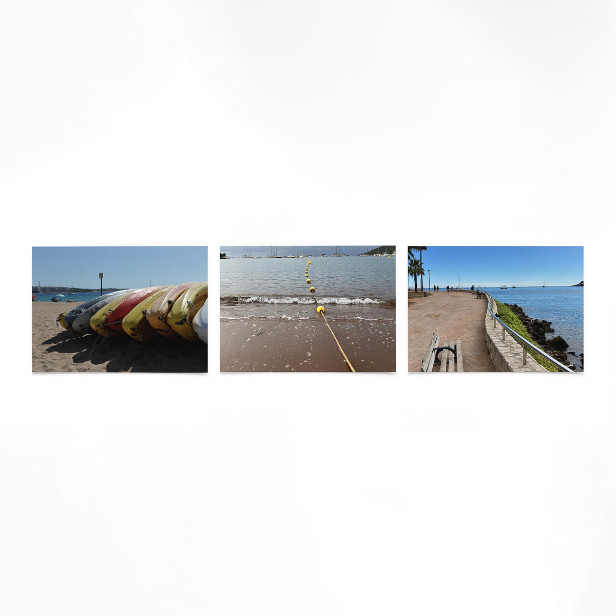 Productfoto van drie liggende posters met kustlijn in zomerlicht – Gerald Emming