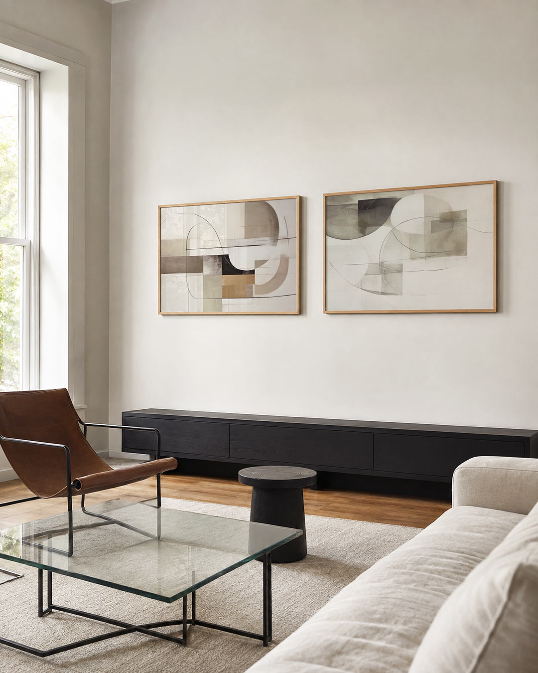 Twee liggende posters met een spel van zachte aardetinten en vloeiende lijnen, aan de muur in een interieur