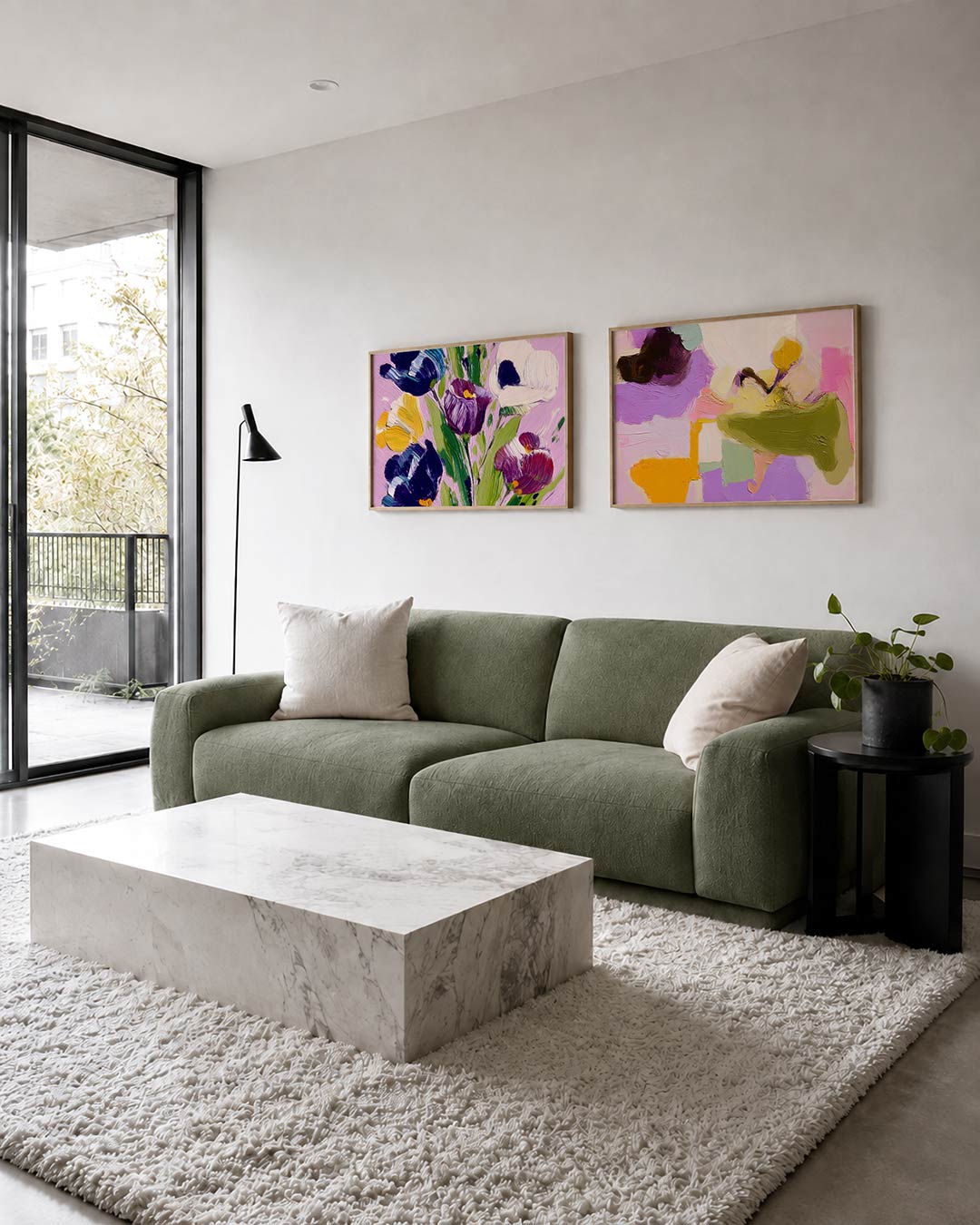 Tweedelige posterset met bloemen in paars, geel en blauw op een zachte roze achtergrond, getoond in een interieur