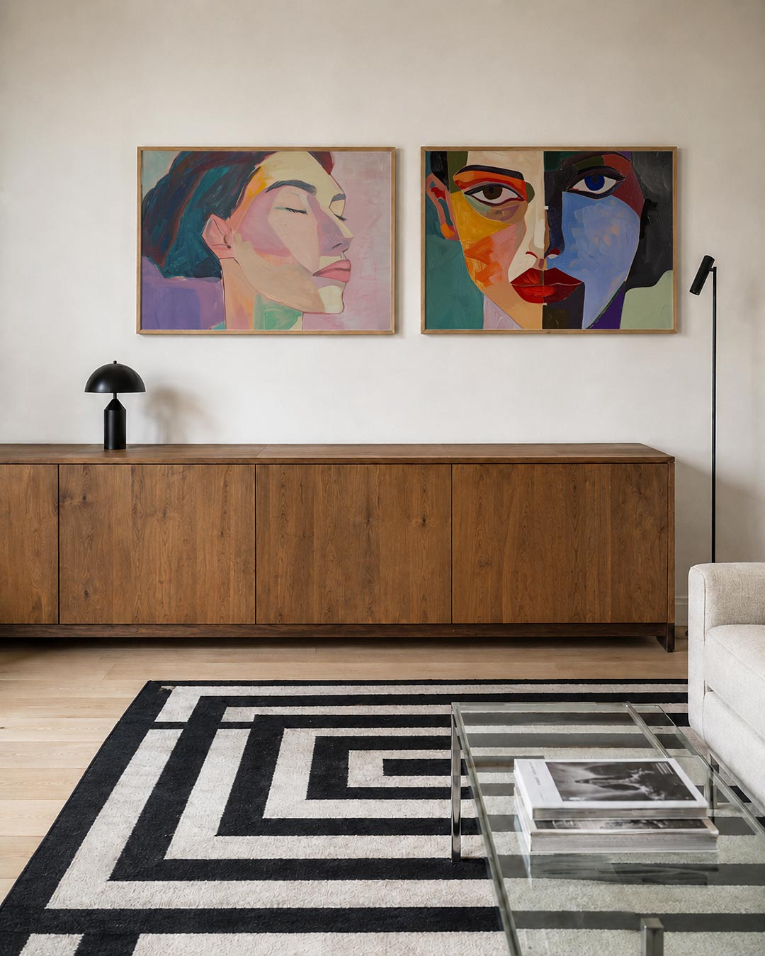Twee liggende posters met een gezicht in zijaanzicht, opgebouwd uit zachte kleurvlakken, aan de muur in een interieur