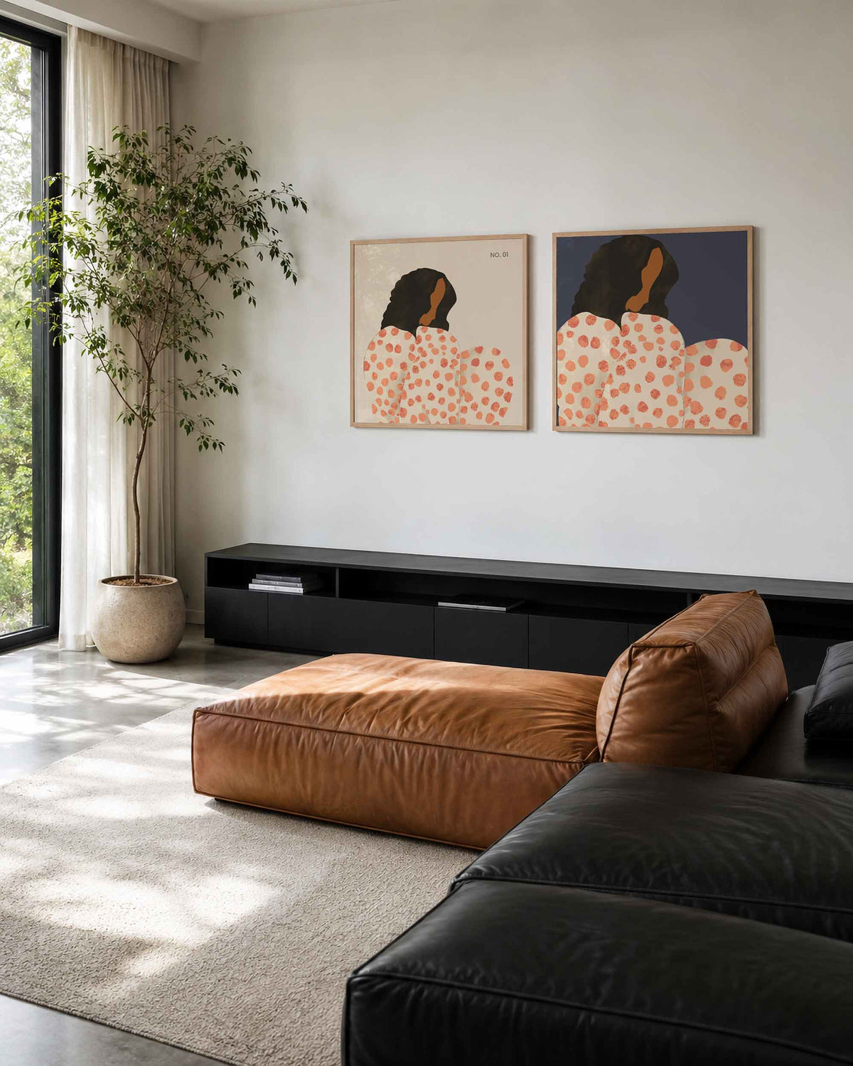 Interieurpresentatie van een tweedelige vierkante posterset met gestippelde vrouw