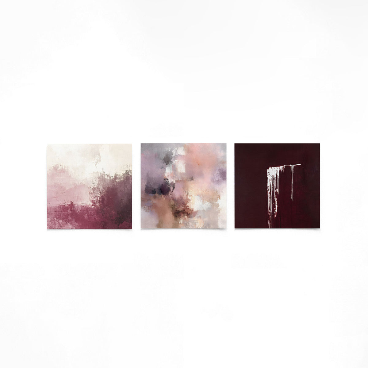 Drie vierkante posters met abstracte roze bordeaux op een gebroken witte achtergrond