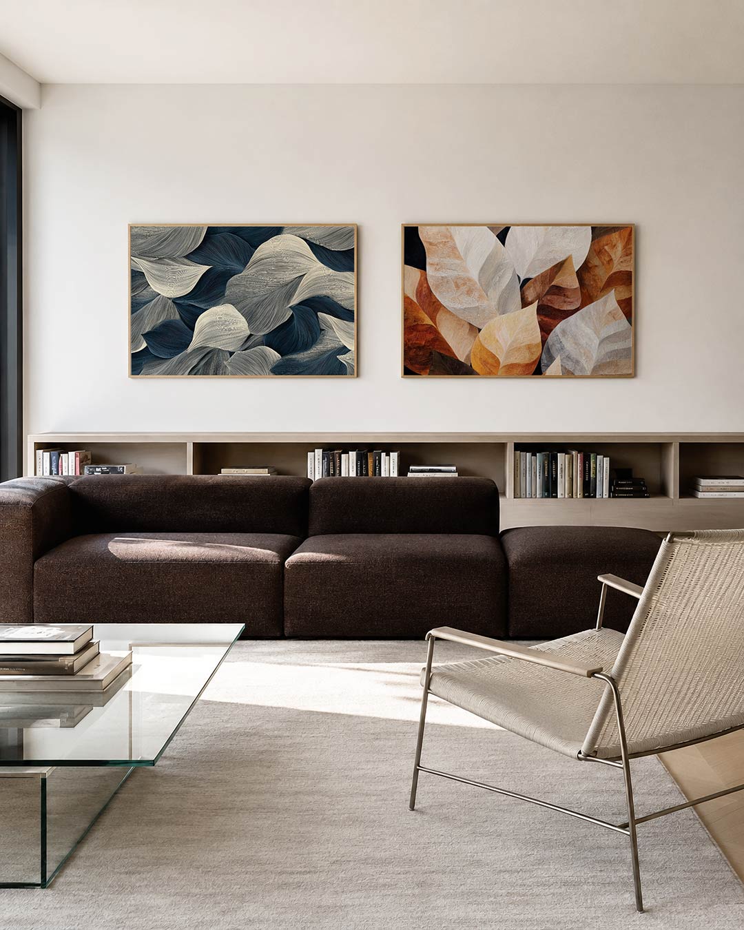 Twee liggende posters met vloeiende lijnen in blauw en crème, aan de muur in een interieur