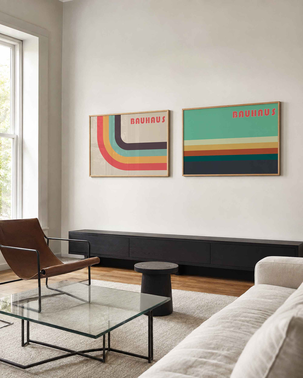 Interieurmockup van tweedelige landscape-posterset met gebogen banen en kleurstroken