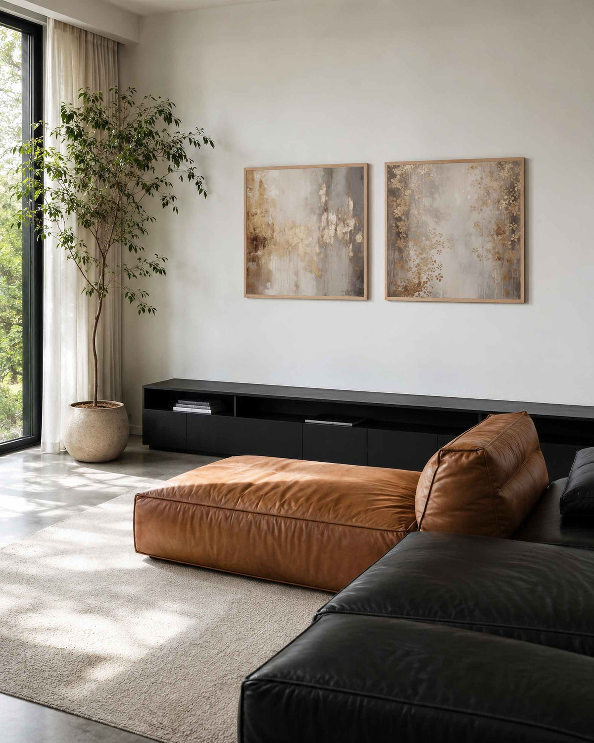 Interieurpresentatie van een tweedelige vierkante posterset met goudkleurige verfvakken