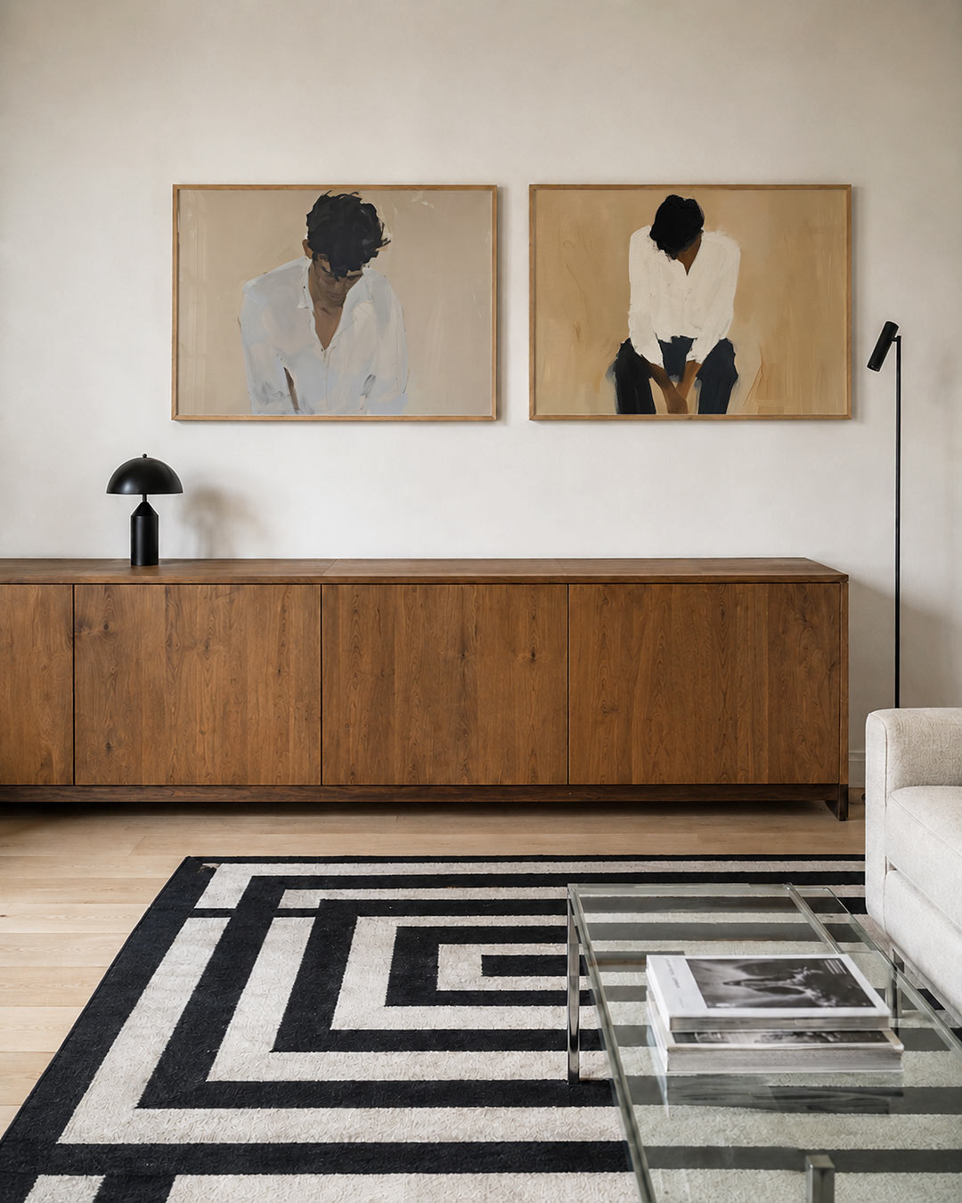 Twee liggende posters met een fijne compositie met zachte, vloeiende penseelstreken, aan de muur in een interieur