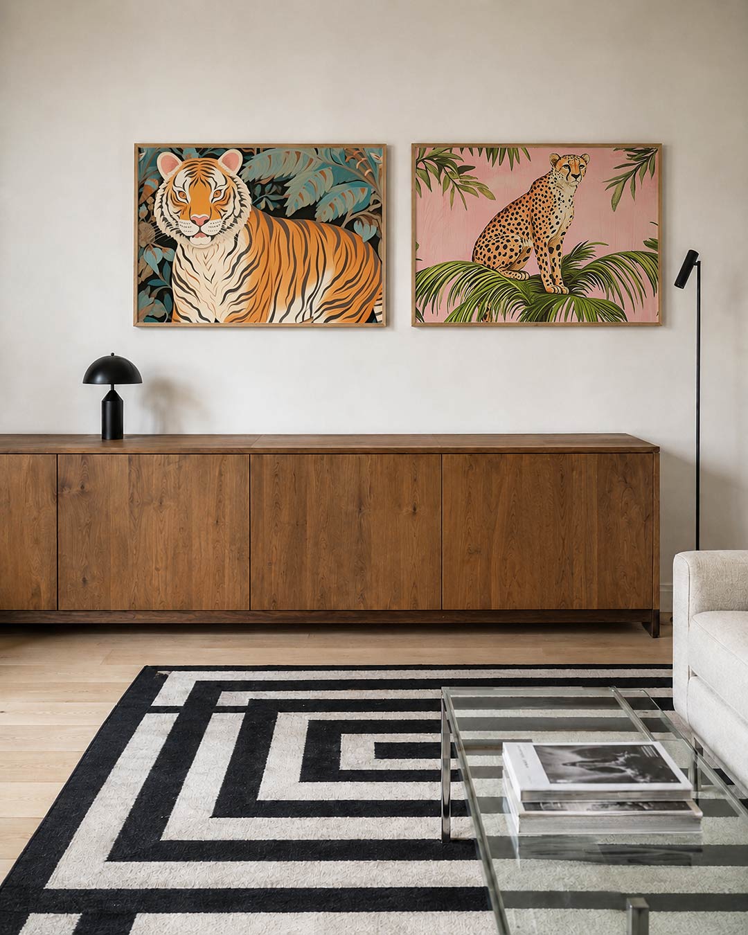 Interieurpresentatie van twee posters met een krachtige tijger met levendige oranje en zwarte strepen