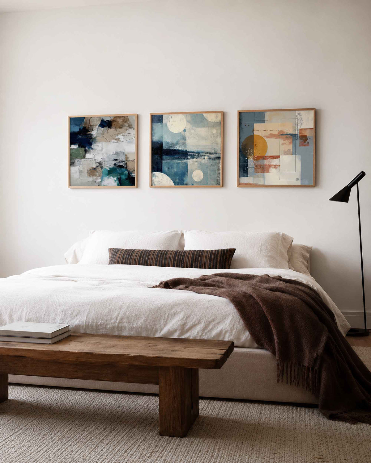 Interieurpresentatie van een driedelige vierkante posterset met abstracte vormen