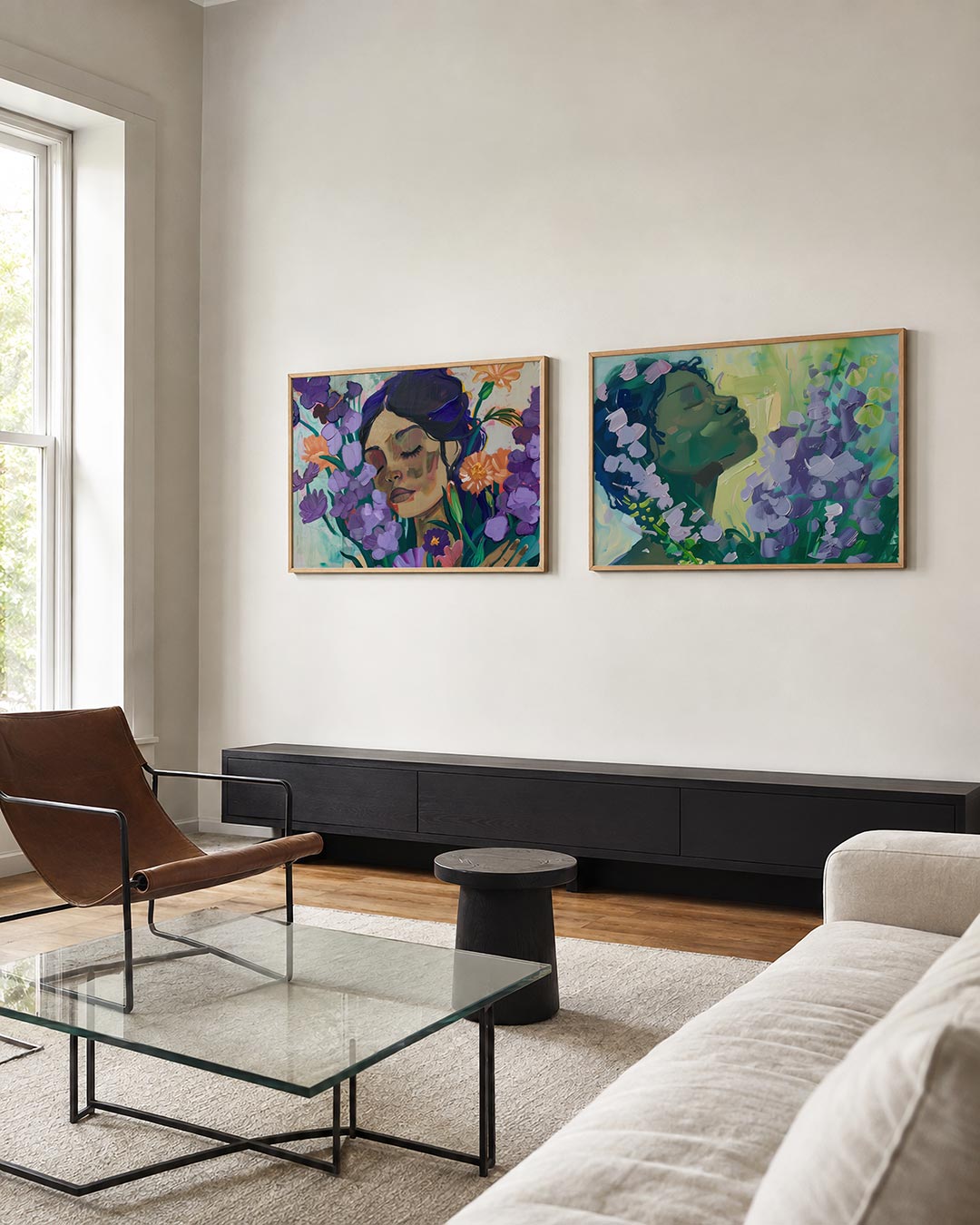 Tweedelige posterset met een compositie van een gezicht omringd door paarse en oranje bloemen, getoond in een interieur