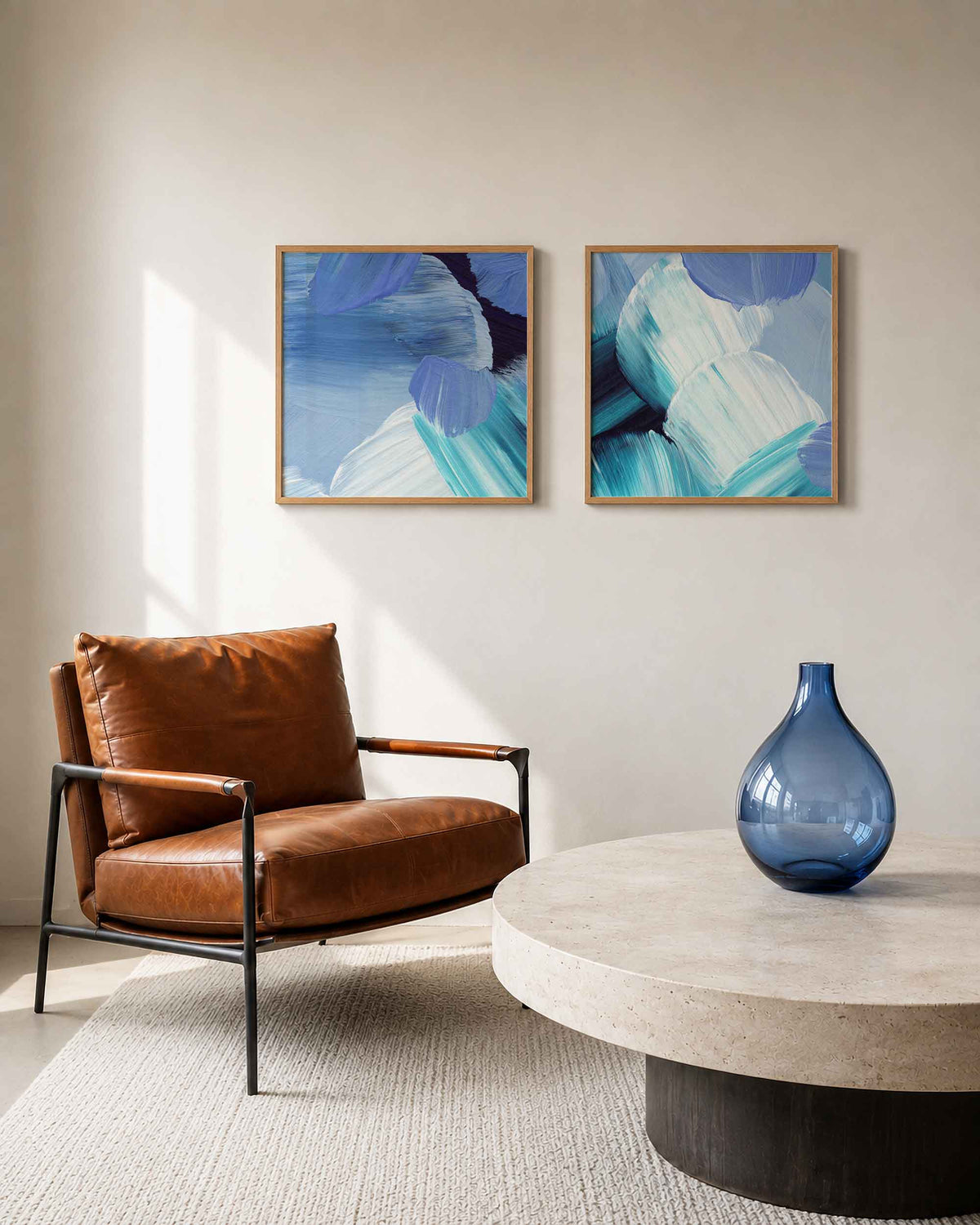 Interieurpresentatie van een tweedelige vierkante posterset met blauwe penseelstreken