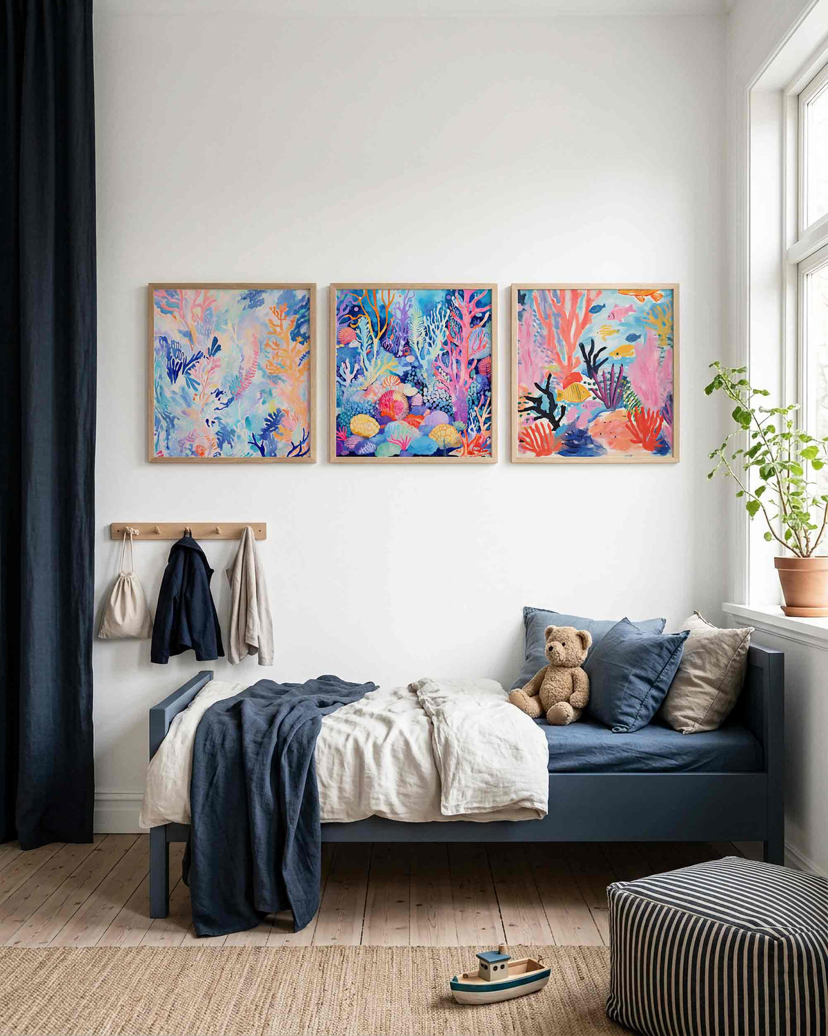 Interieurpresentatie van een driedelige vierkante posterset met kleurrijk koraalrif
