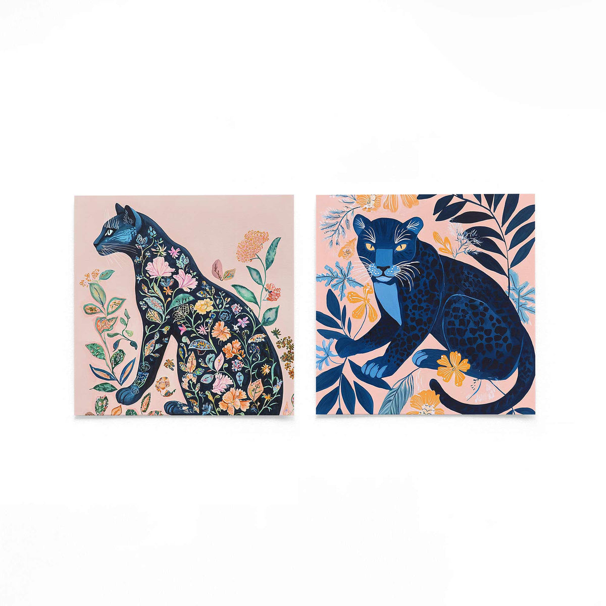 Twee vierkante posters met blauwe katten op een gebroken witte achtergrond