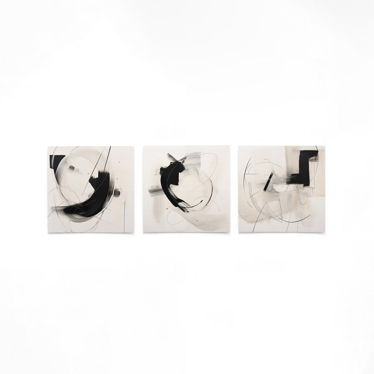 Drie vierkante posters met abstracte zwart wit op een gebroken witte achtergrond