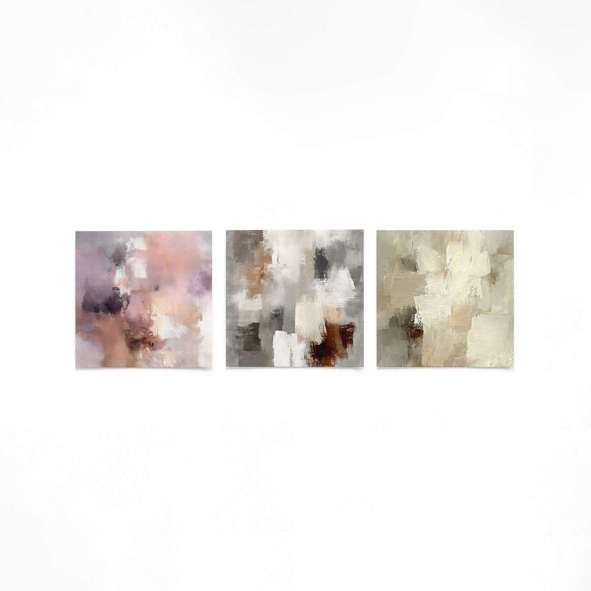 Drie vierkante posters met abstracte penseelstreken op een gebroken witte achtergrond