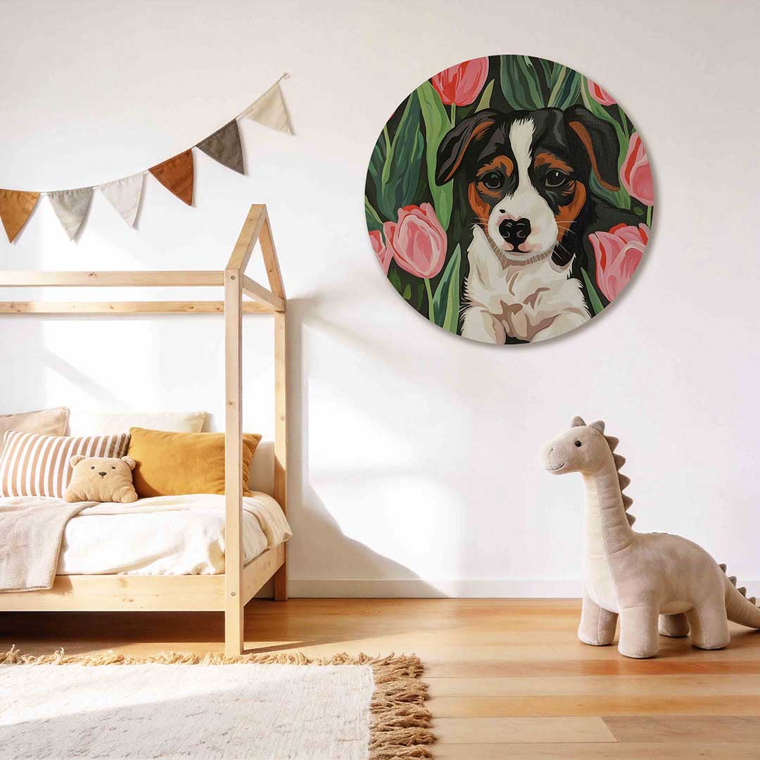 Hond tussen tulpen Muurcirkel