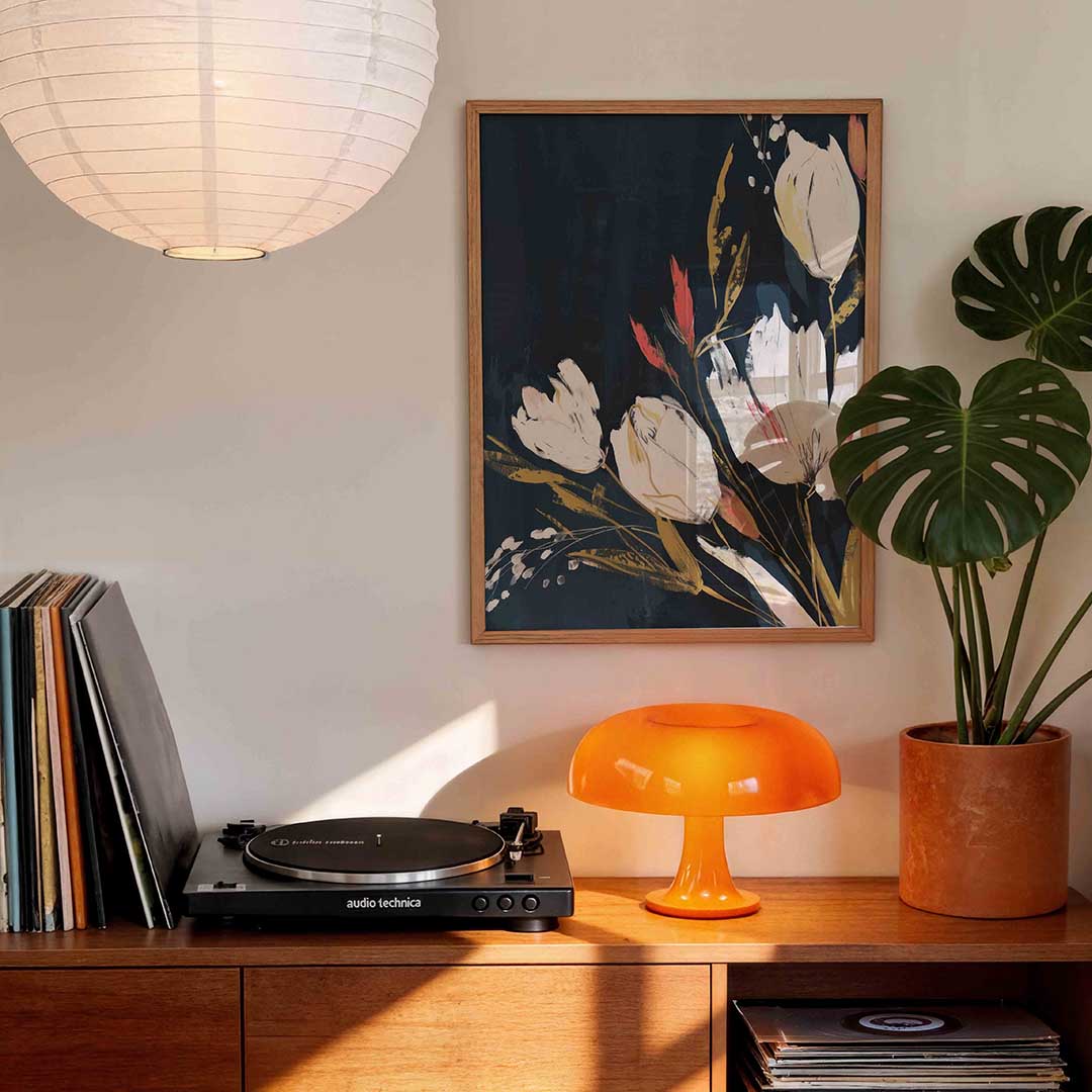 Witte bloemen op donkere achtergrond Poster