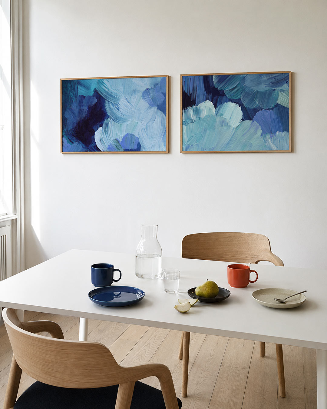 Tweedelige posterset met deze tweedelige posterset heeft blauwe en paarse penseelstreken, getoond in een interieur