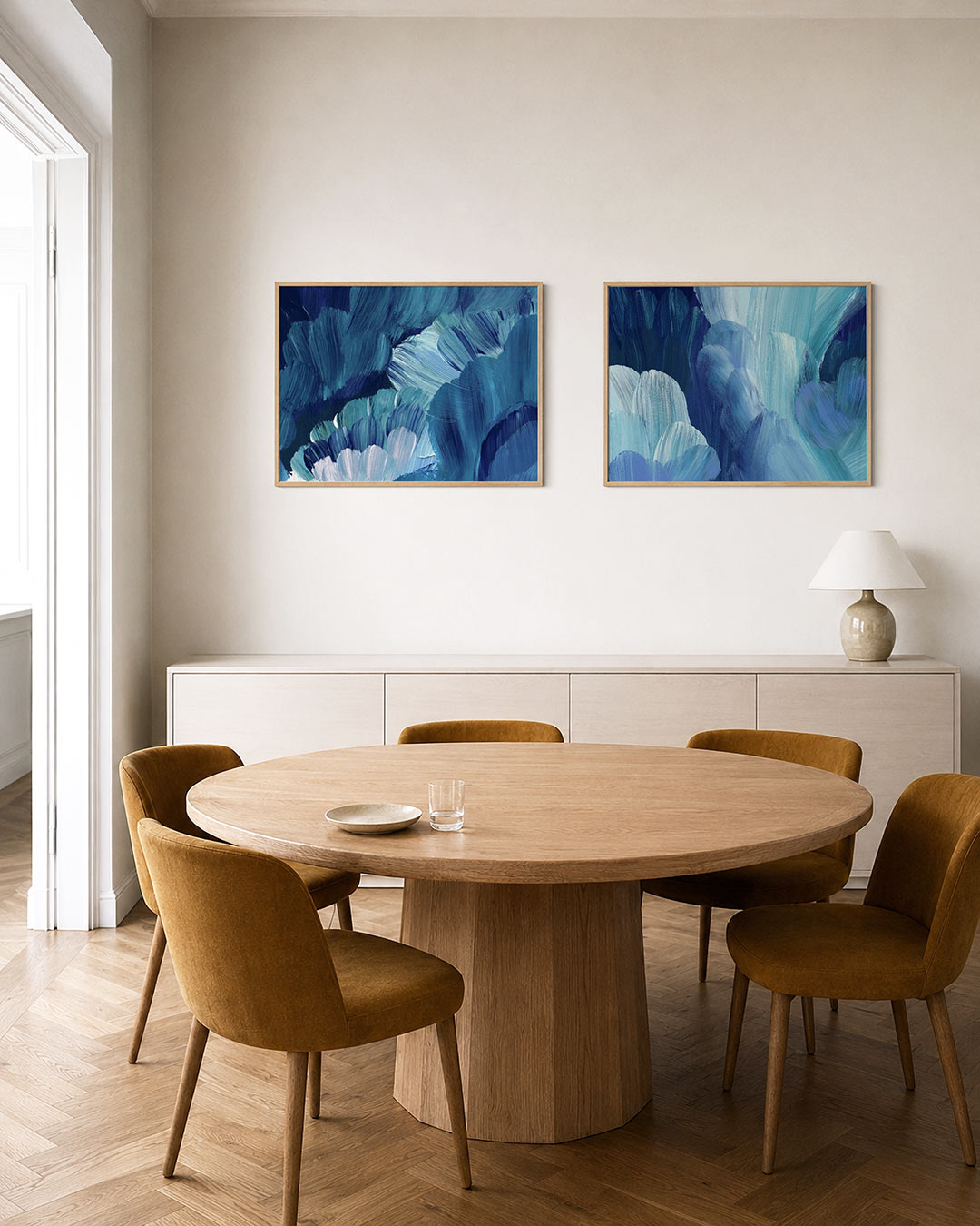 Tweedelige posterset met deze tweedelige posterset heeft blauwe en witte borstelstreken, getoond in een interieur