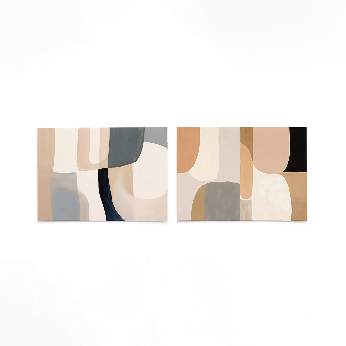 Twee liggende posters met zachte, vloeiende vormen in beige, blauw en grijs op een gebroken witte achtergrond
