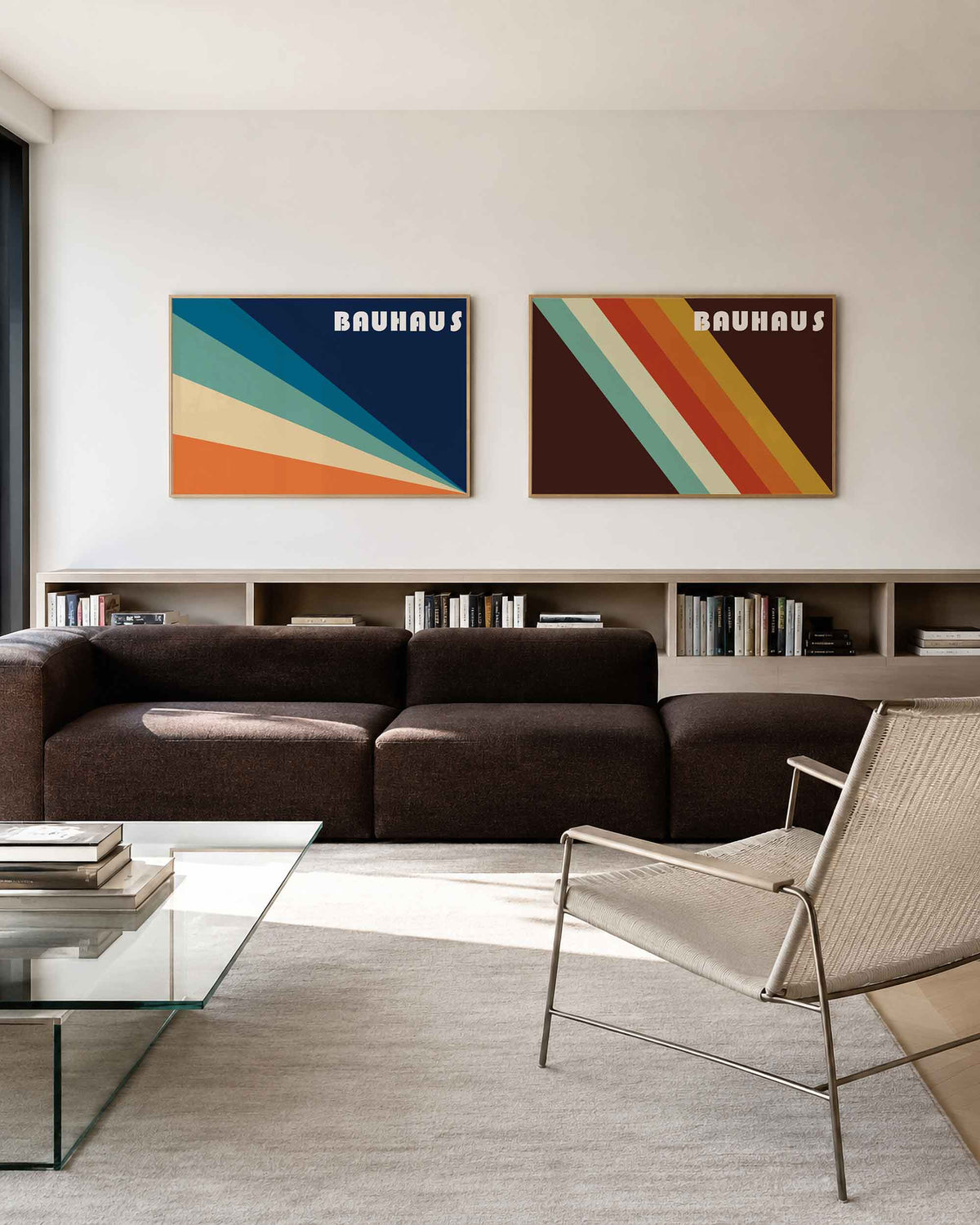 Interieurmockup van tweedelige landscape-posterset met diagonale kleurbanen
