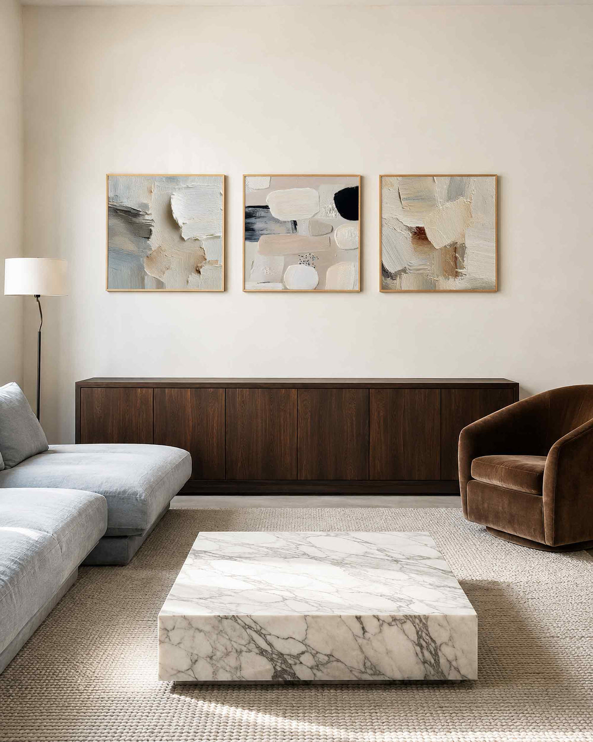 Interieurpresentatie van een driedelige vierkante posterset met abstracte structuren