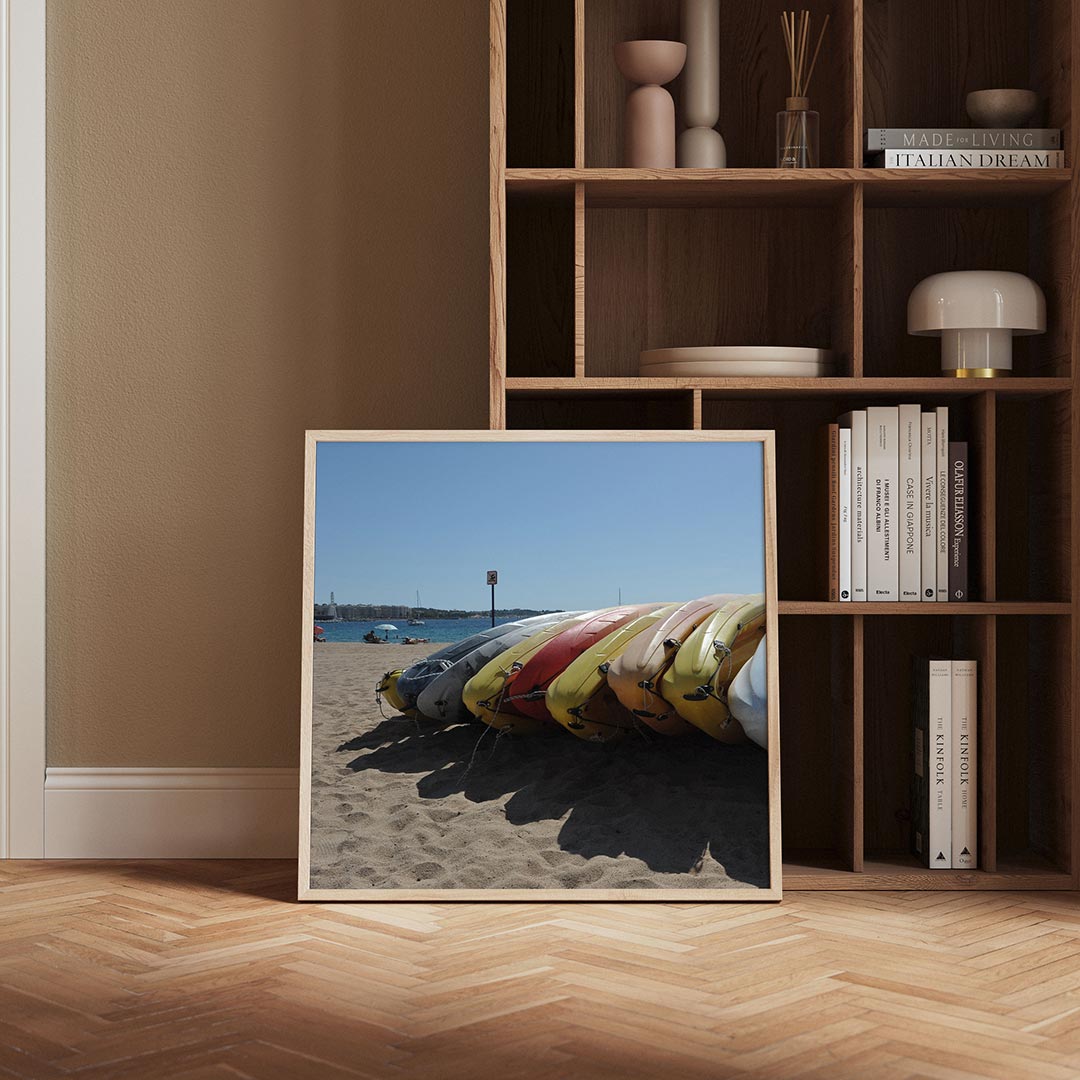 Kleurrijke kajaks op strand Poster