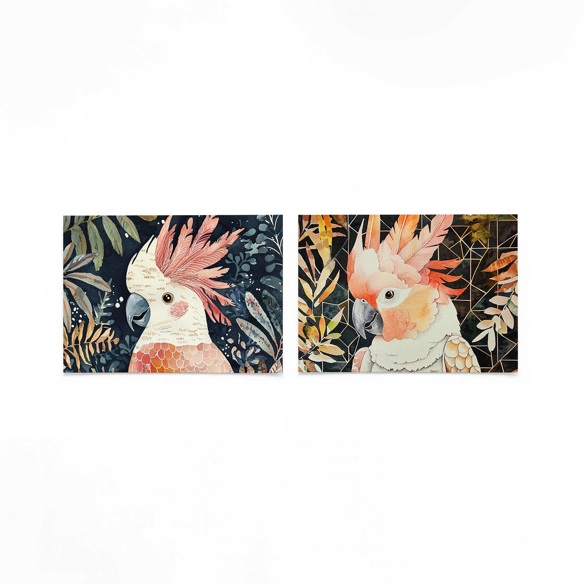 Twee liggende posters met een kleurrijke vogel met roze veren en een donkere snavel op een gebroken witte achtergrond