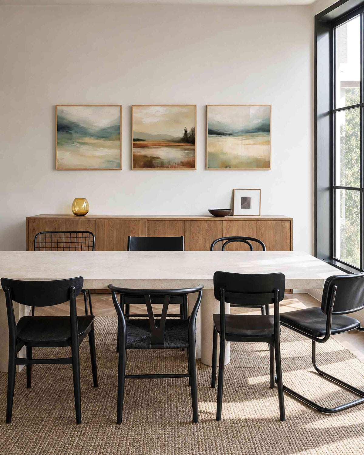 Interieurpresentatie van een driedelige vierkante posterset met abstracte landschappen