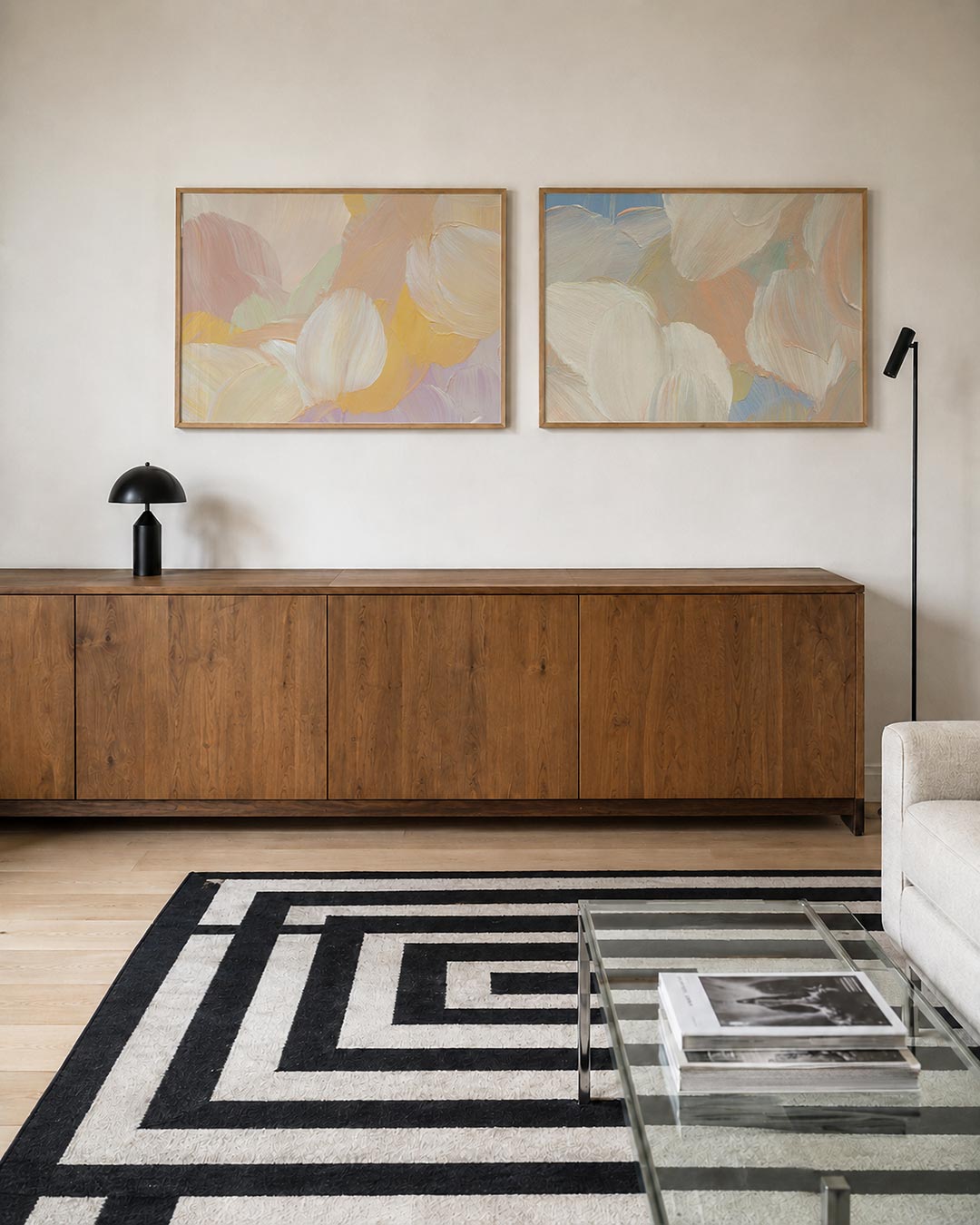 Tweedelige posterset met een spel van zachte pasteltinten, getoond in een interieur