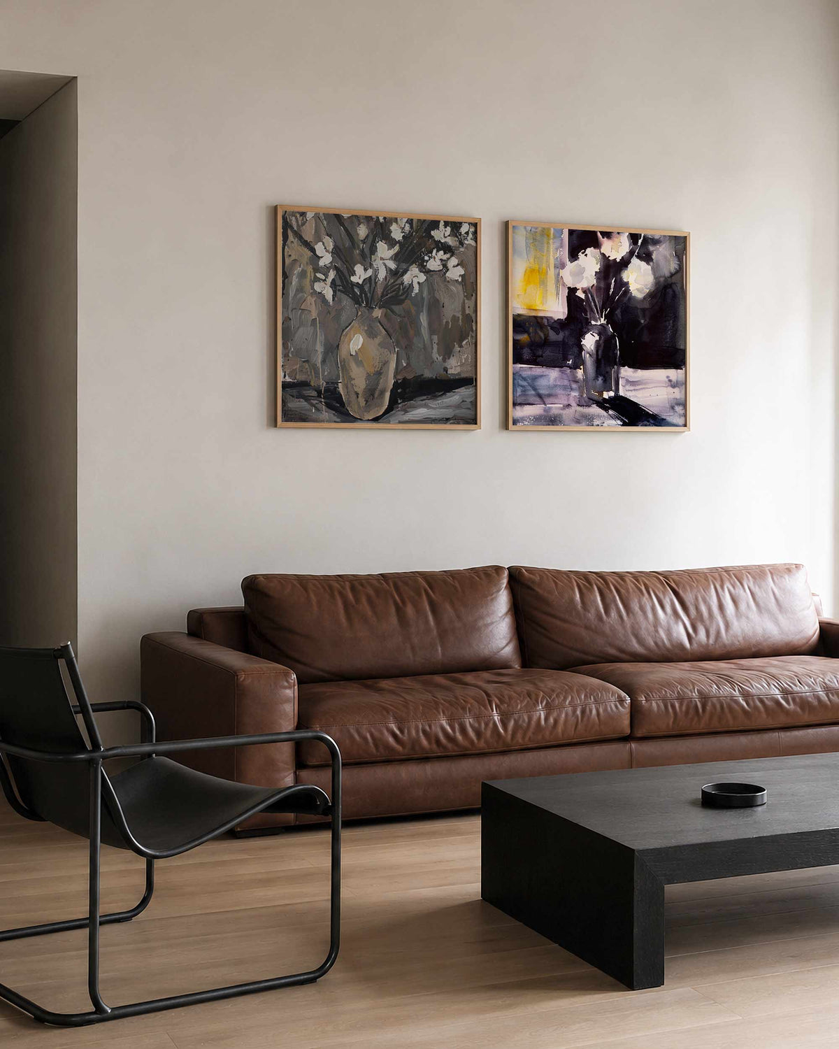 Interieurpresentatie van een tweedelige vierkante posterset met bloemen in vaas
