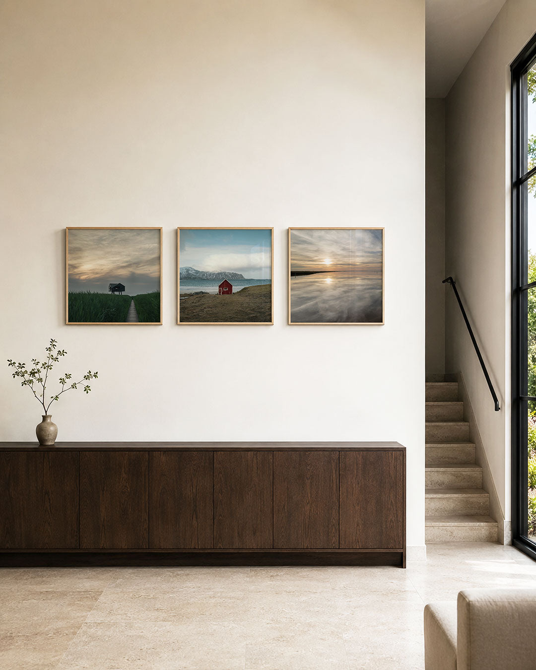 Interieur met vierkant fotografisch drieluik stilte aan de kust – Gerald Emming