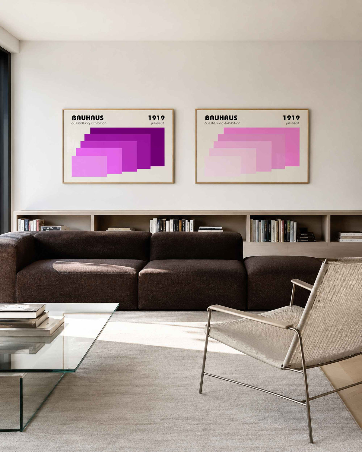 Interieurmockup van tweedelige landscape-posterset met roze en paarse vlakken