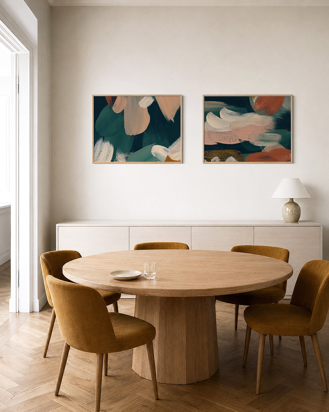 Interieurbeeld met twee liggende posters: zachte penseelstreken in groen, beige en wit