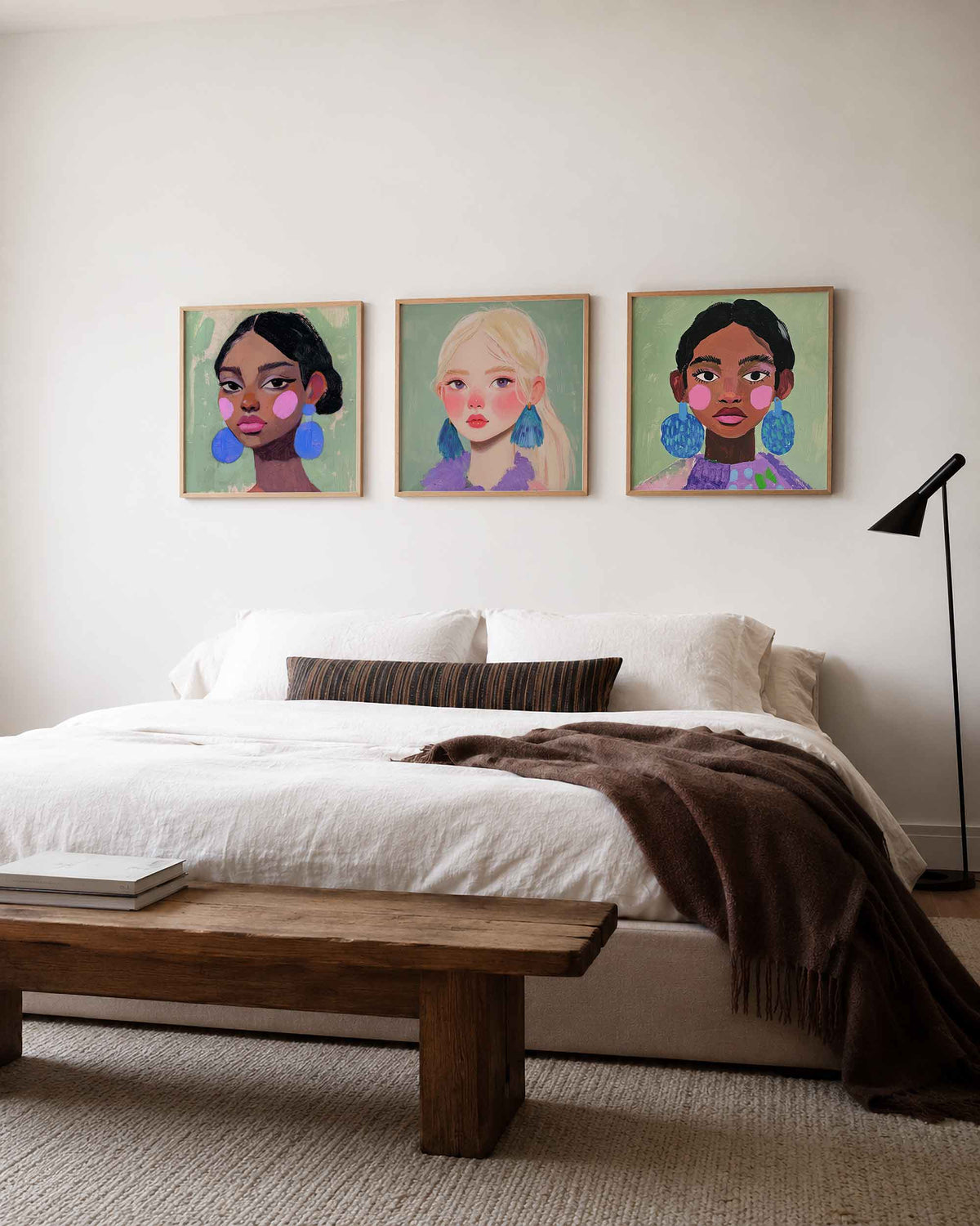 Interieurpresentatie van een driedelige vierkante posterset met geschilderde vrouwenportretten