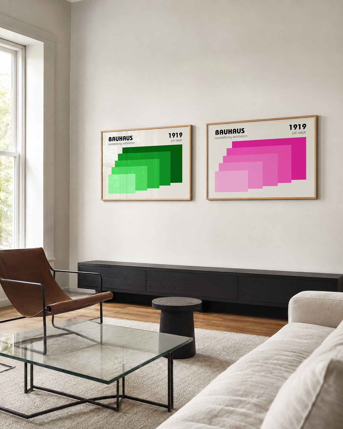 Interieurmockup van tweedelige landscape-posterset met groene en roze kleurtrappen