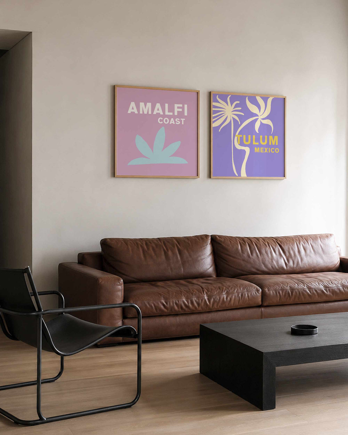 Interieurpresentatie van een tweedelige vierkante posterset met amalfi en tulum
