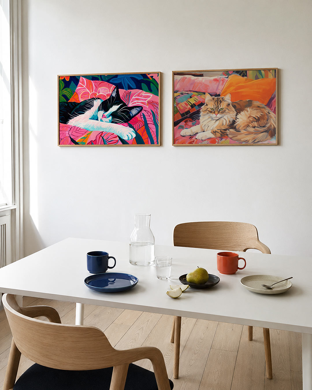 Interieurpresentatie van twee posters met een slapende kat op een bed van levendige roze en blauwe bladeren