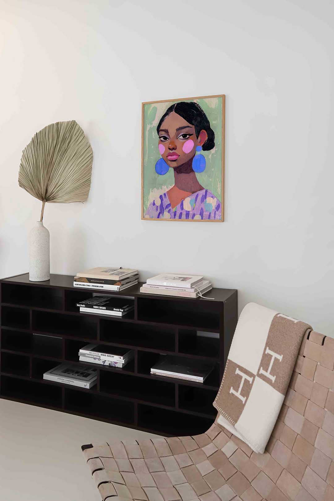 Vrouw met blauwe oorbellen Poster