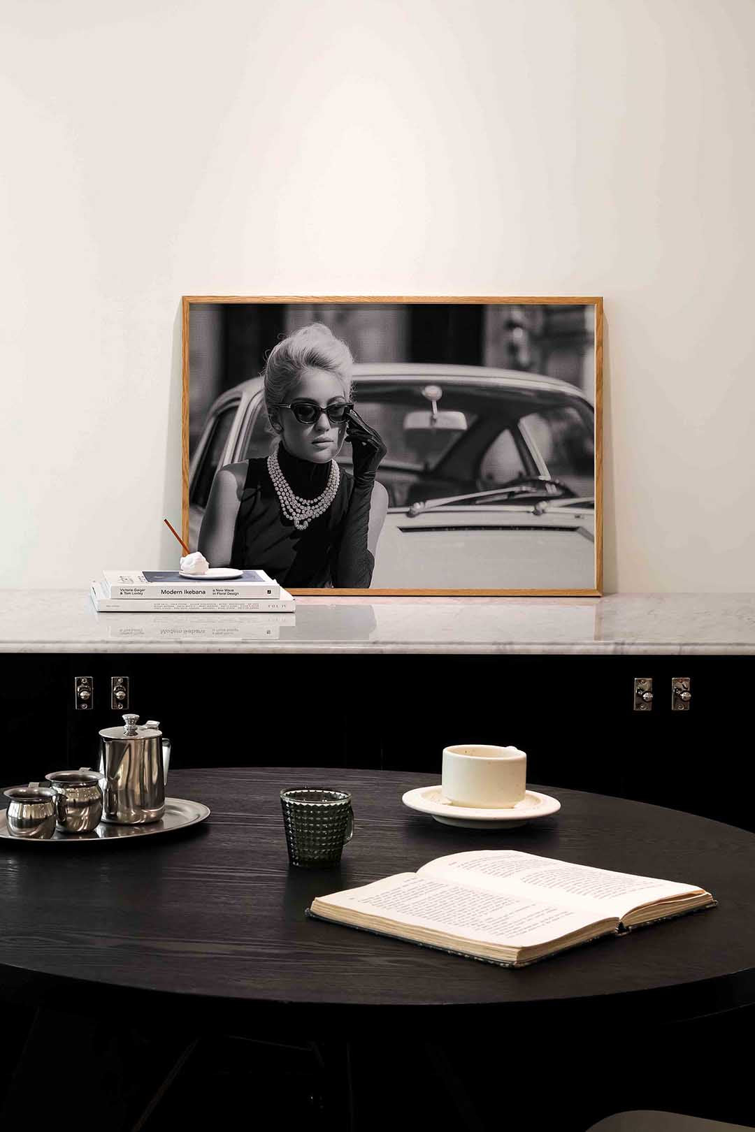 Elegante vrouw met auto Poster