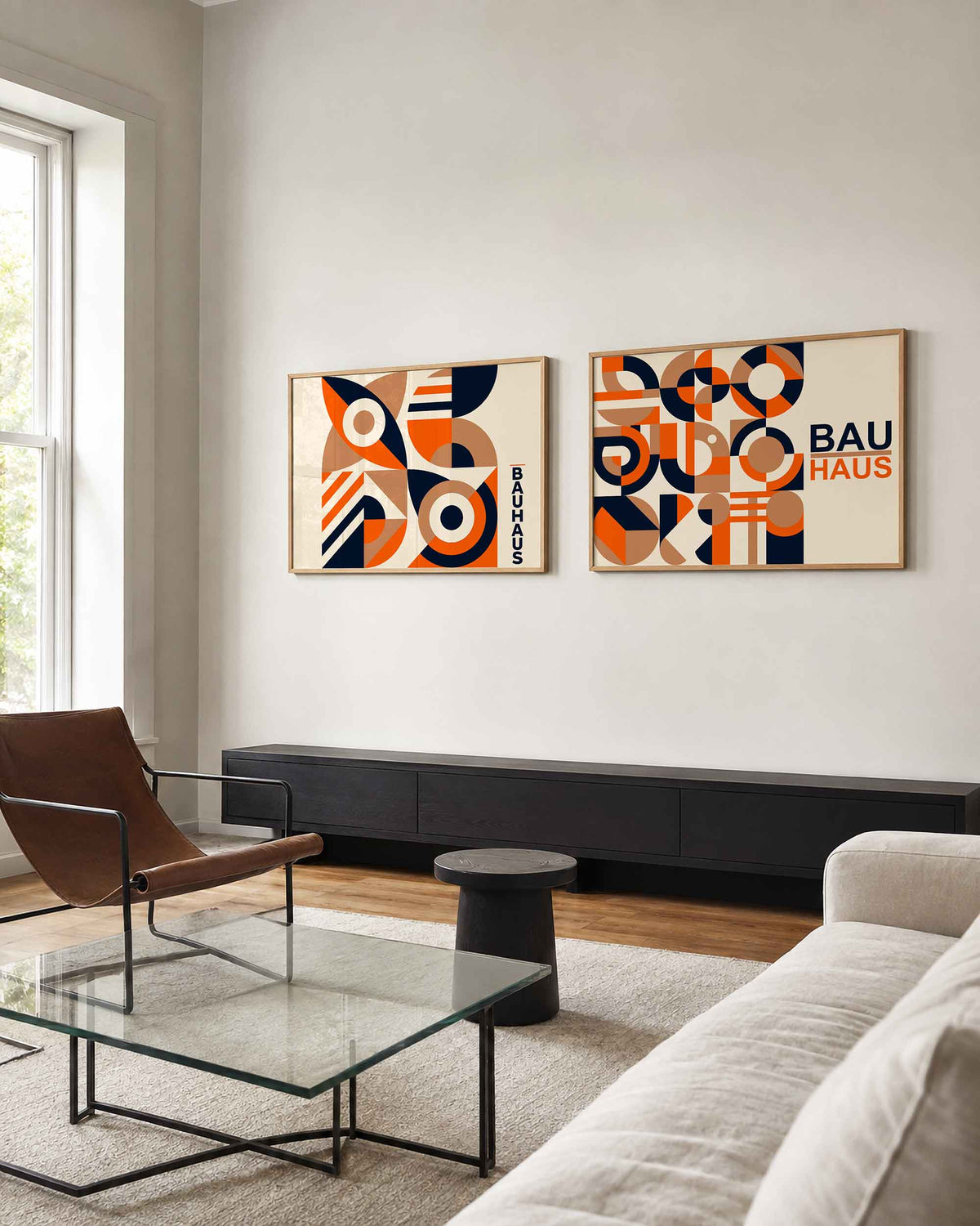 Interieurmockup van tweedelige landscape-posterset met oranje cirkels en nachtblauw