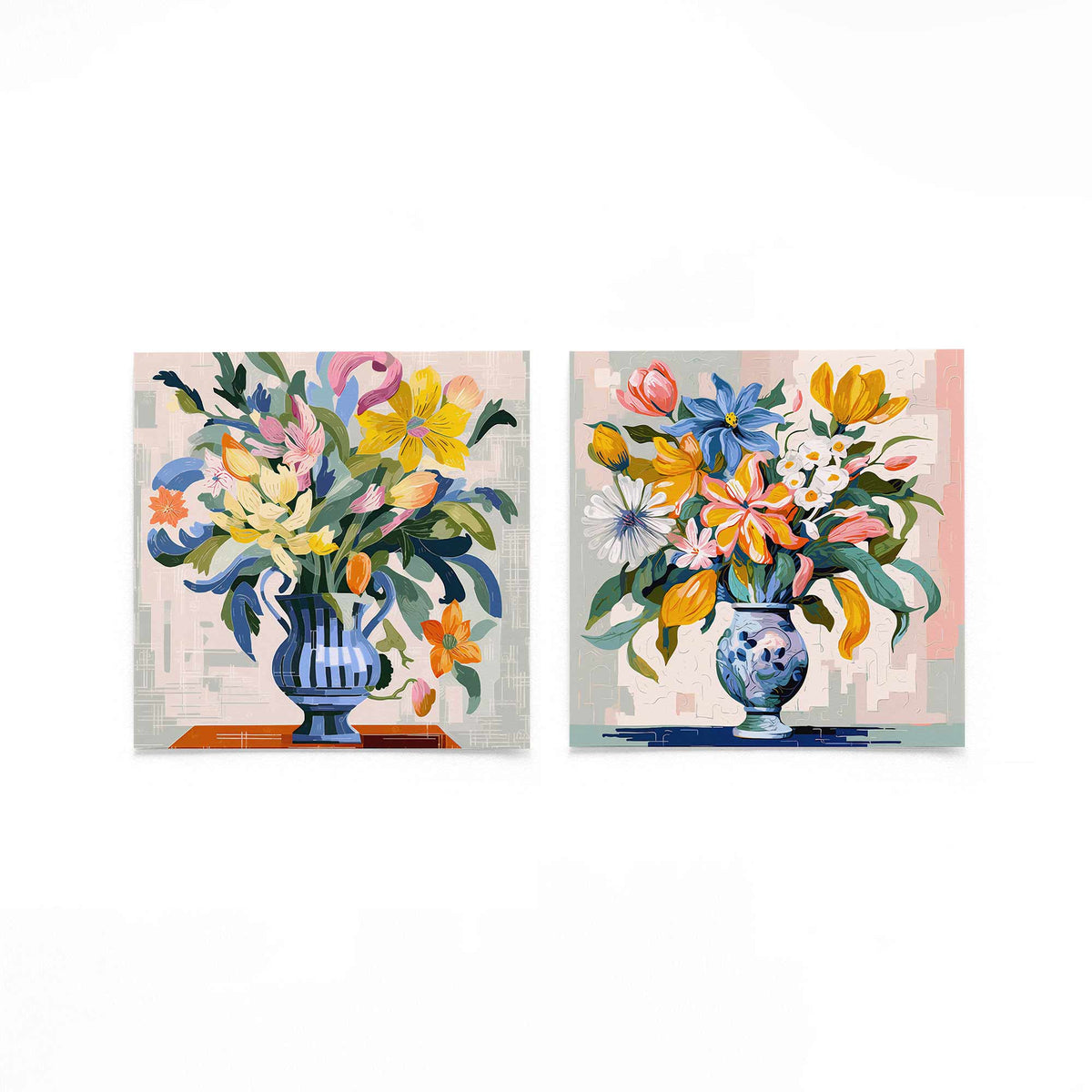 Twee vierkante posters met bloemen in vazen op een gebroken witte achtergrond